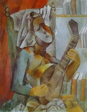 dogs playing poker Painting - Woman Playing the Mandolin 1909 cubist Pablo Picasso
